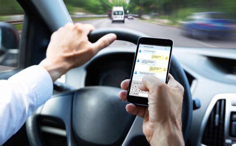 Blog card - How to curb distracted driving? How to curb distracted driving? - Frotcom